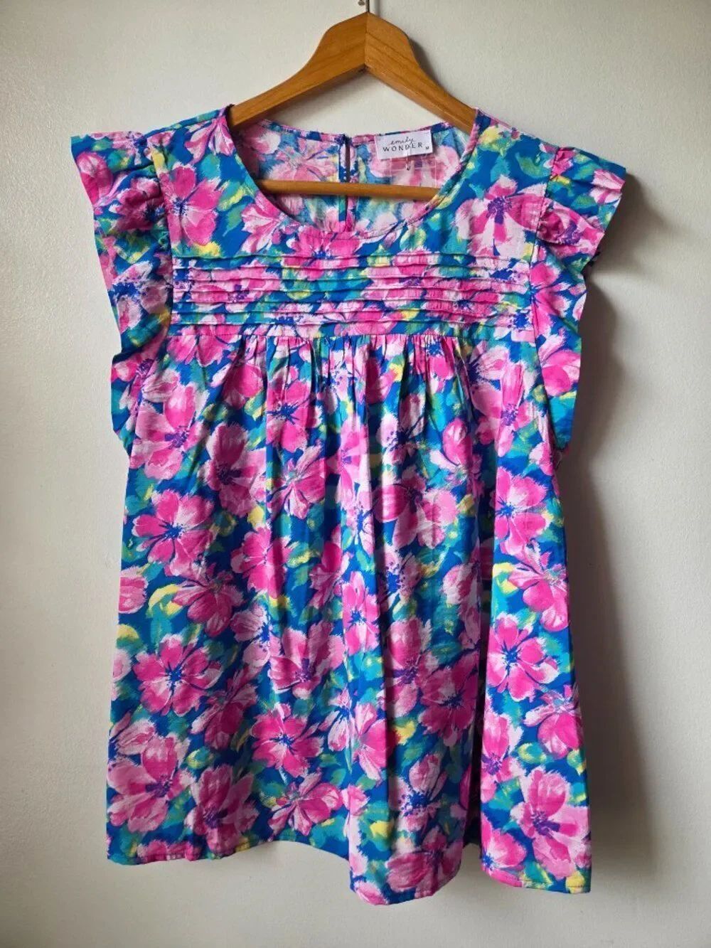 NWOT EMILY WONDER FLORAL TOP SIZE M